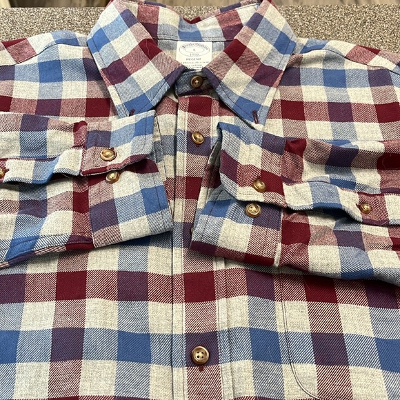 Brooks Brothers long sleeve shirt size XL. EUC. Maybe worn twice. - Picture 4 of 7